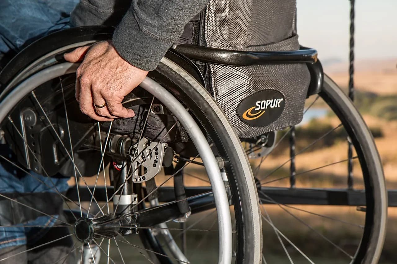 Une personne handicapée peut-elle se garer partout gratuitement ?