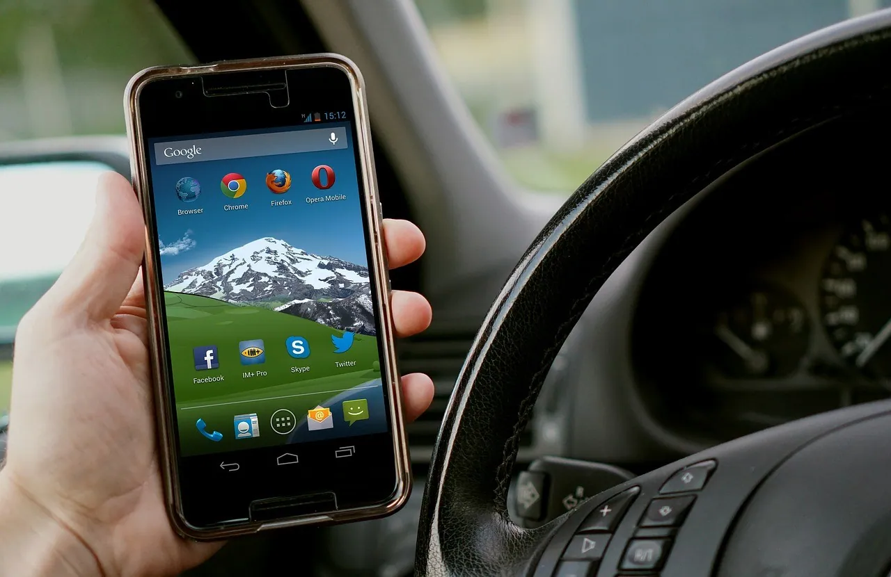Téléphone au volant : suspension du permis au tournant ?