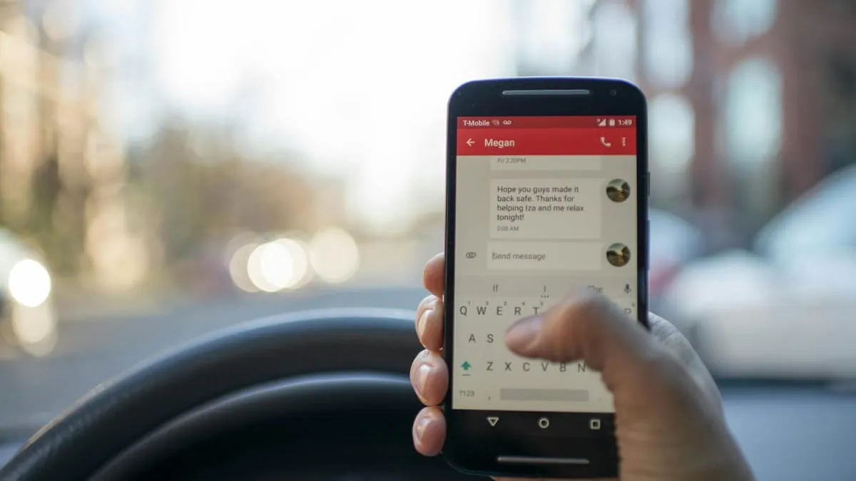 Vous ne pouvez pas téléphoner si votre voiture est arrêtée sans être garée