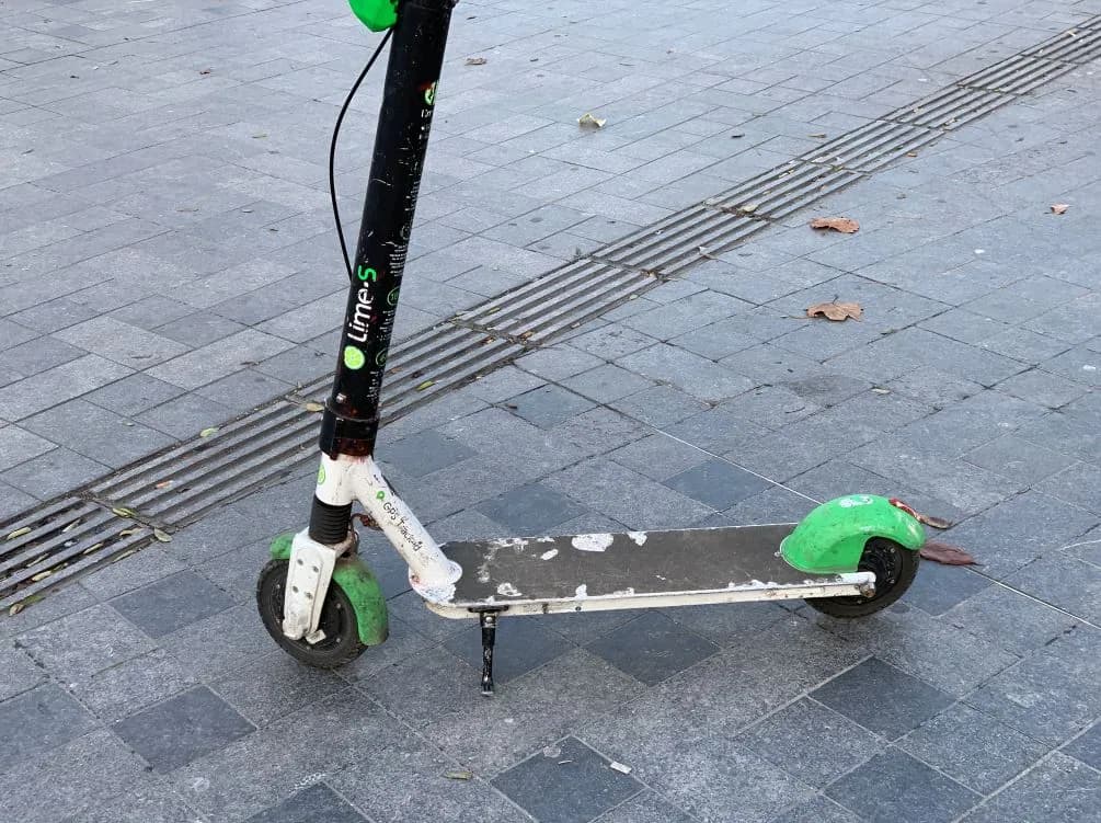 Une trottinette roule à près de 100 km/h sur une autoroute