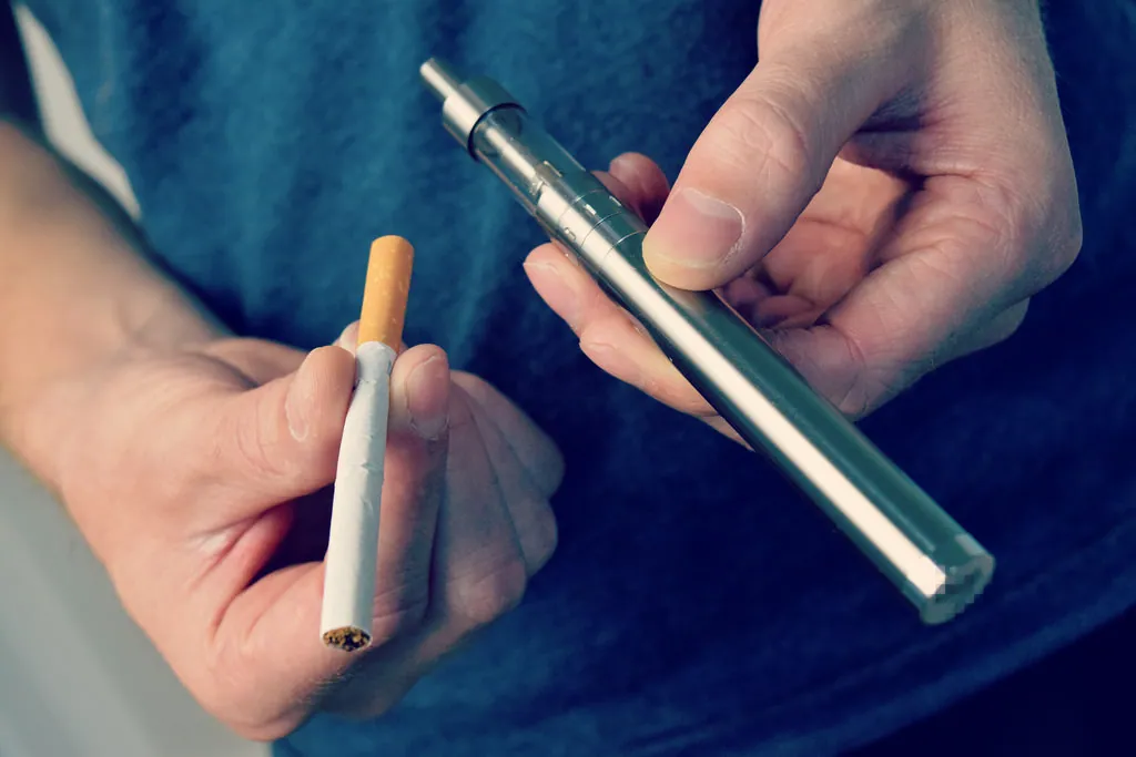 Vapoter au volant : illégal en Angleterre… et en France ?