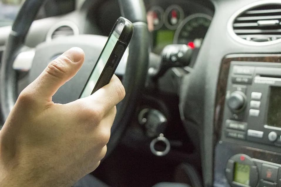 Au téléphone au volant ? Votre permis pourra être confisqué